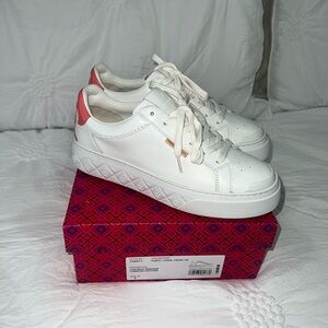 DESCRIPTION
LADYBUG SNEAKER
TUMBLED LEATHER PURITY I CORAL CRUSH size 9